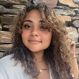 Meet your Posher, Caitlin